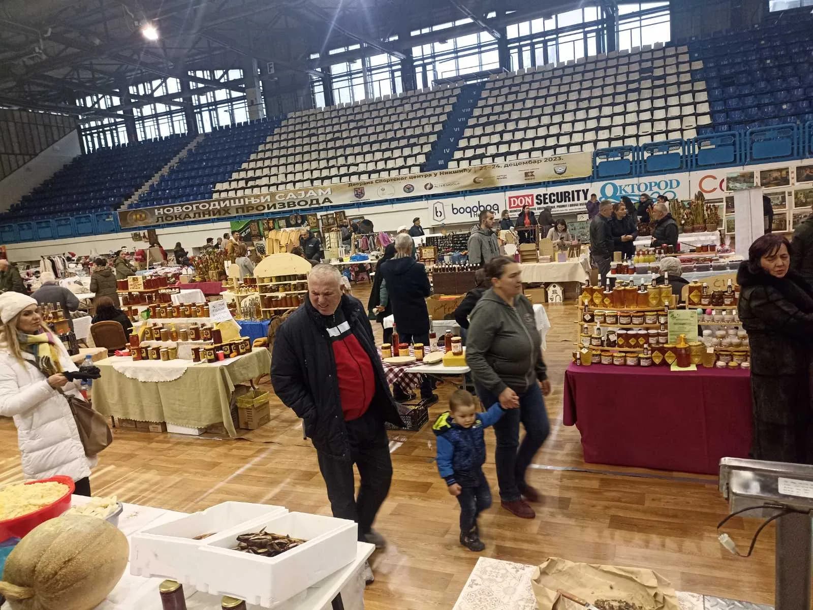 (FOTO) Otvoren Novogodišnji sajam lokalnih proizvoda