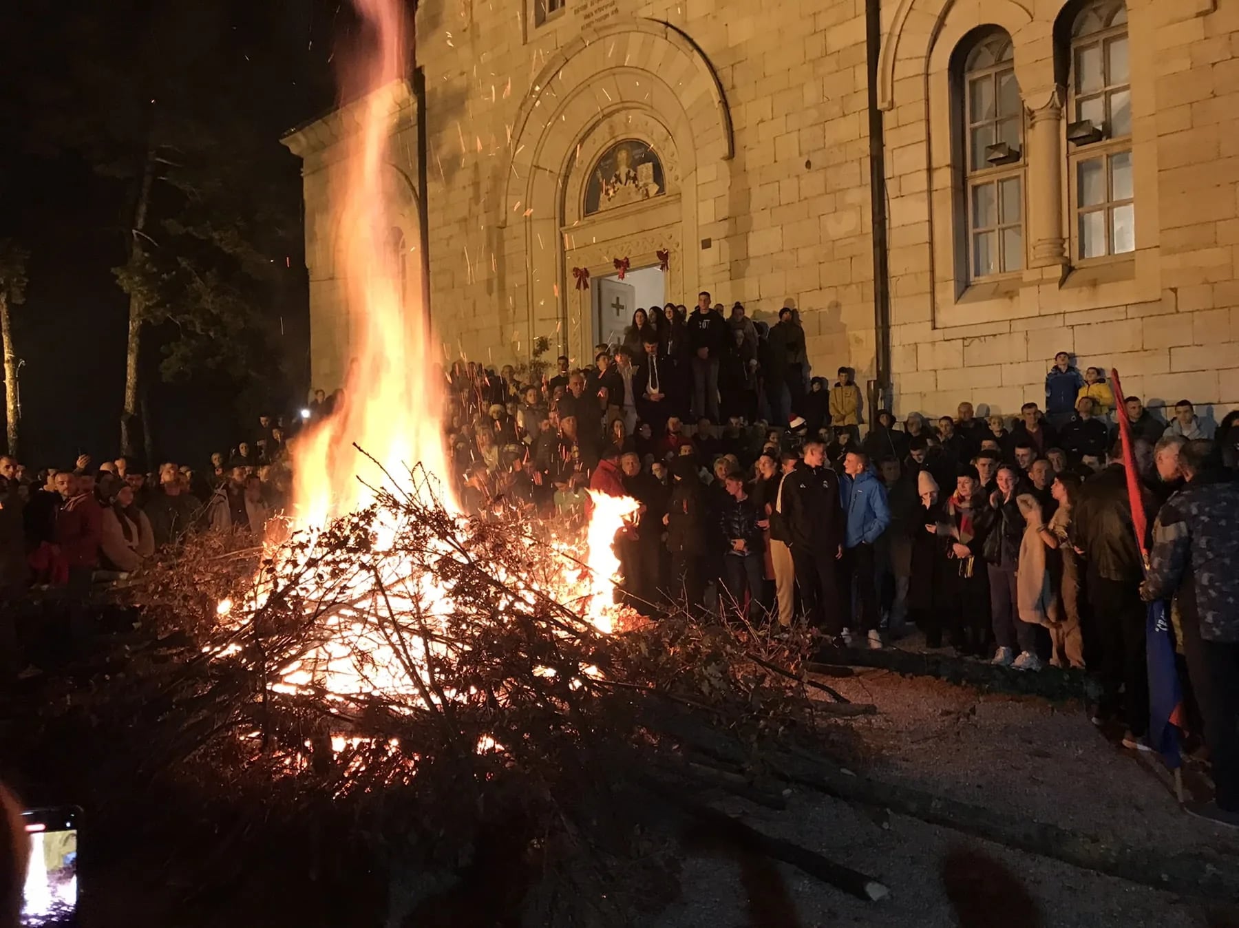 (FOTO) Nalaganje badnjaka kod Sabornog hrama