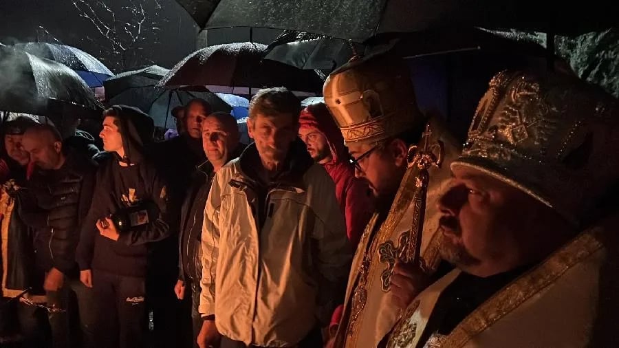 Ispred episkopskog dvora ljetnjikovca kralja Nikole organizovano nalaganje badnjaka