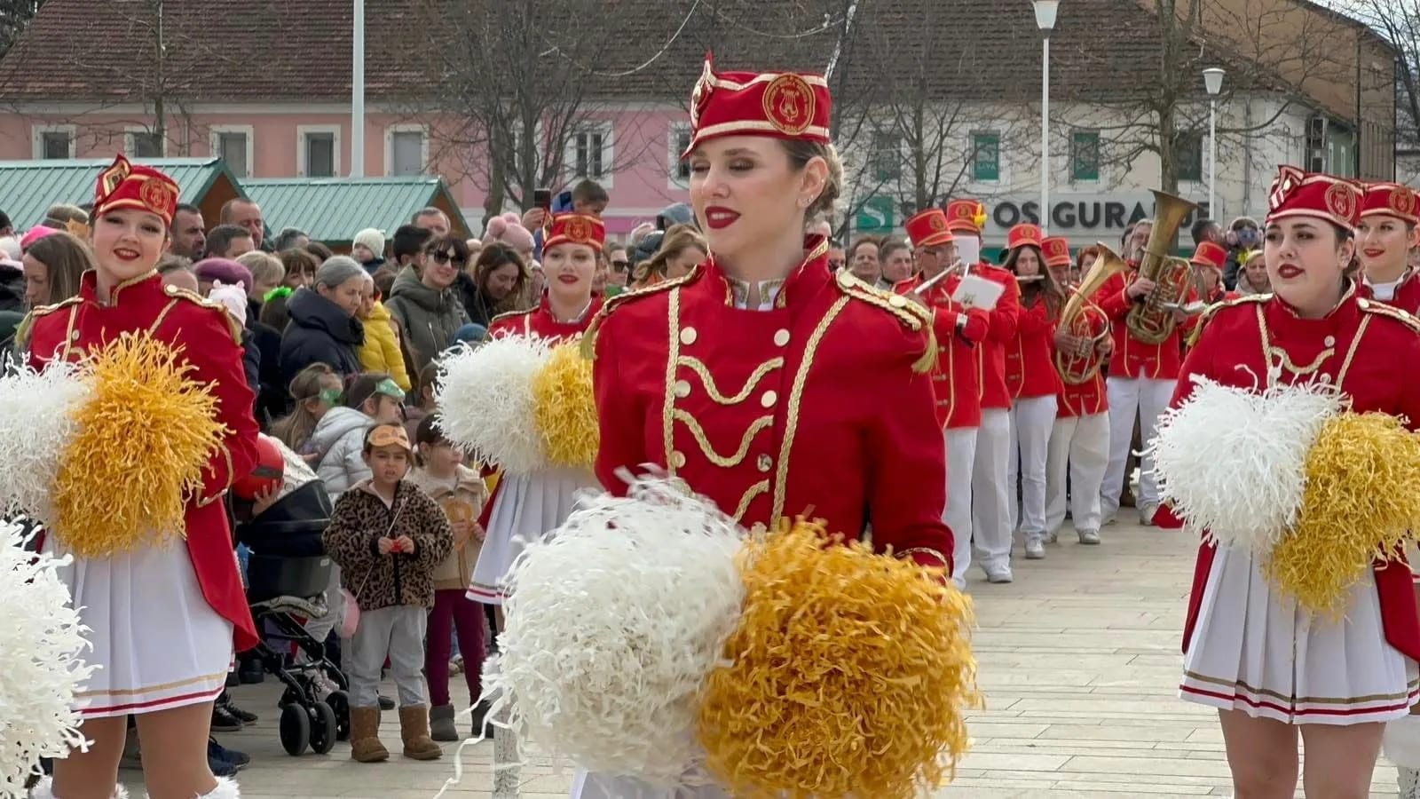 (FOTO) Mimoza i mažoretke u Nikšiću