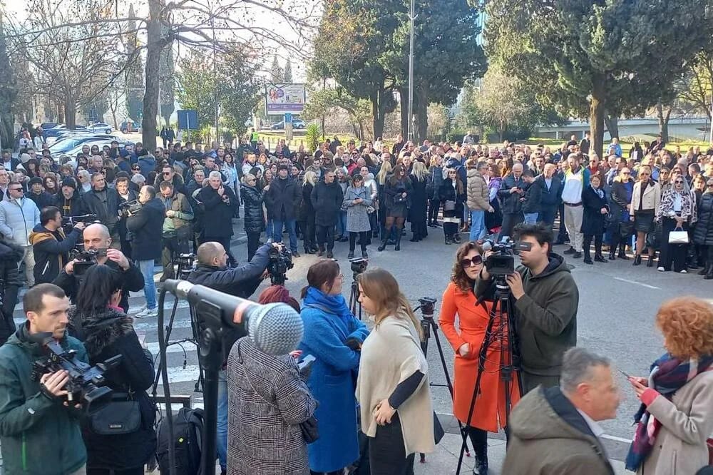 Počeo protest Sindikata uprave i pravosuđa, okupljeni blokirali bulevar Stanka Dragojevića