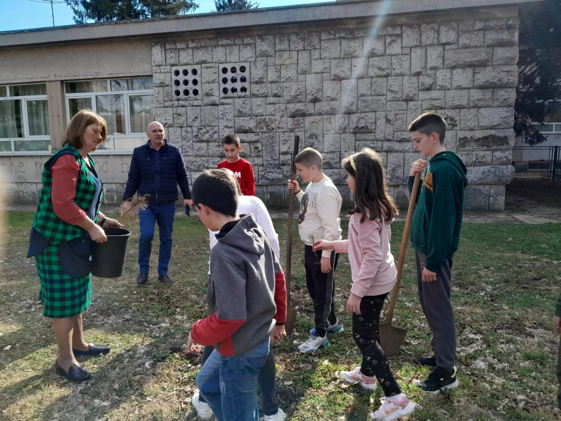 Nove sadnice u dvorištu OŠ "Olga Golović"
