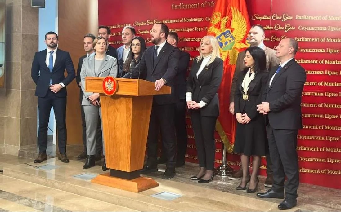 Opozicija: Krivična prijava protiv Mandića zbog isticanja strane zastave