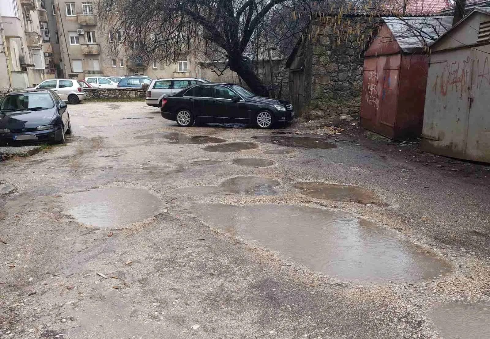 (VIDEO) Stanari godinama čekaju rekonstrukciju kvarta: Izliva se kanalizacija, voda plavi podrume