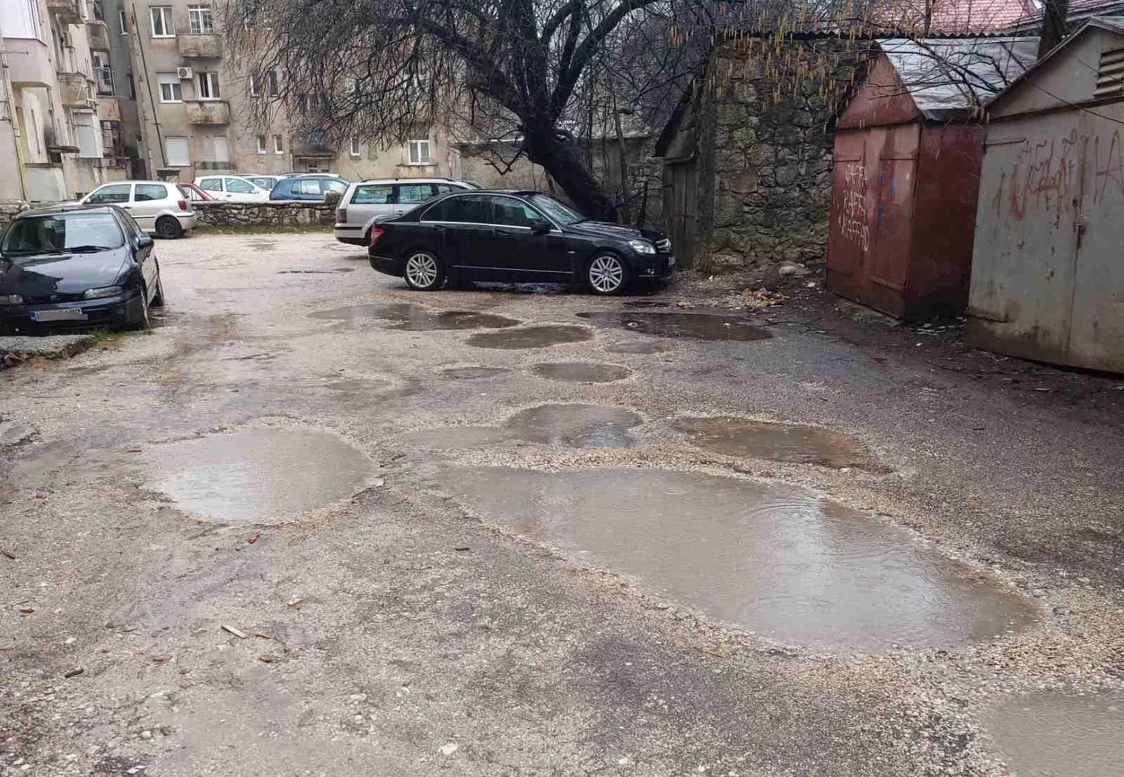 (VIDEO) Stanari godinama čekaju rekonstrukciju kvarta: Izliva se kanalizacija, voda plavi podrume