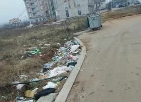 ČITAOCI ŠALJU: Otpad pored zgrada, jer nema dovoljno kontejnera