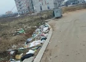 ČITAOCI ŠALJU: Otpad pored zgrada, jer nema dovoljno kontejnera