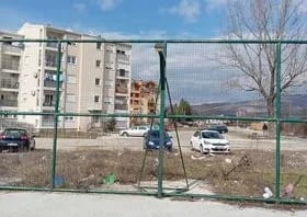ČITAOCI ŠALJU: Umjesto sporta, polomljeni koševi i otpad oko terena