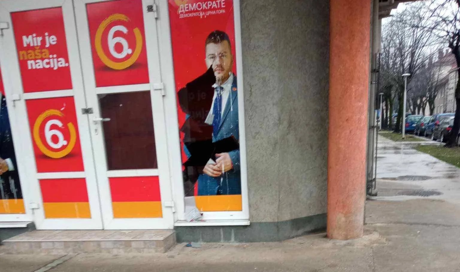 Demokrate Nikšić: Polomljeno staklo na kancelariji