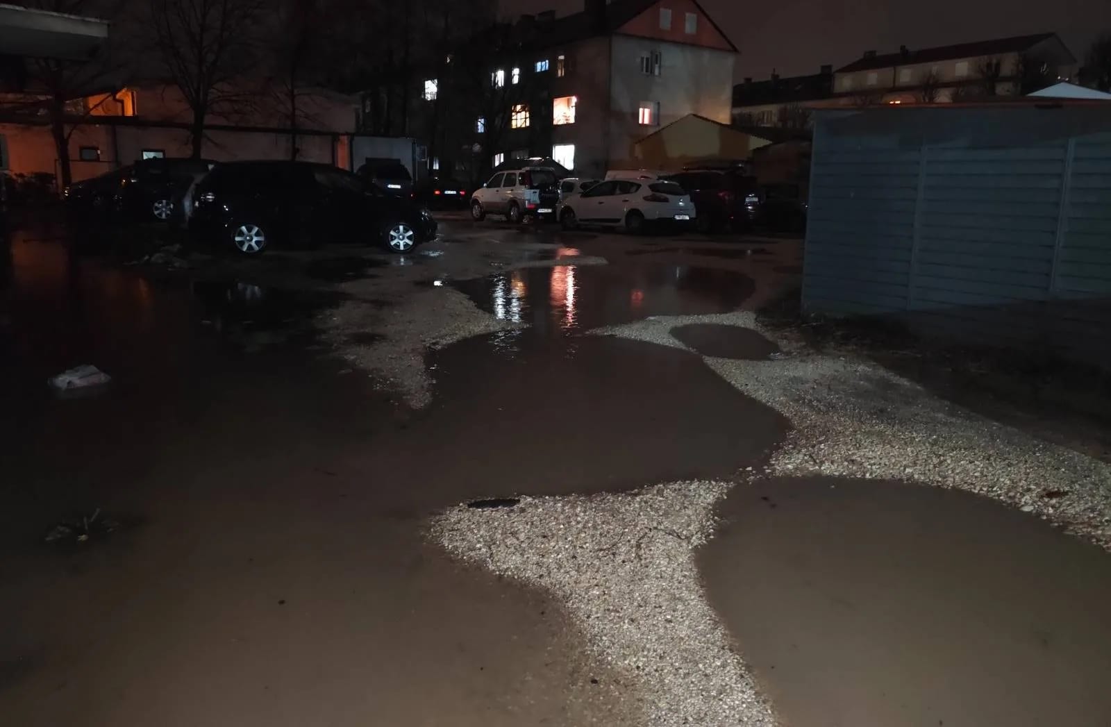 ČITAOCI ŠALJU: Do kuća sve teže zbog gliba, rupa i automobila