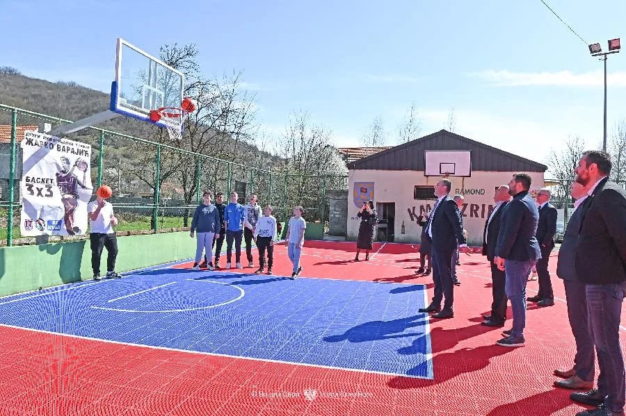 Ozrinići dobili teren za košarku