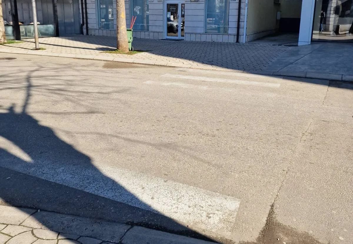 (FOTO) Pješački prelazi skoro nevidljivi, građani apeluju