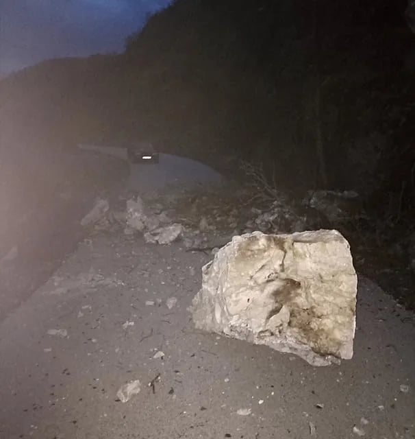 FOTO: Zemljotres pričinio štetu na kućama i objektima, pokrenuo odrone
