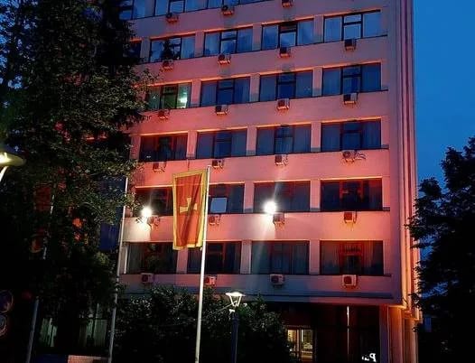 Zgrada Opštine sinoć osvijetljena u narandžastoj boji