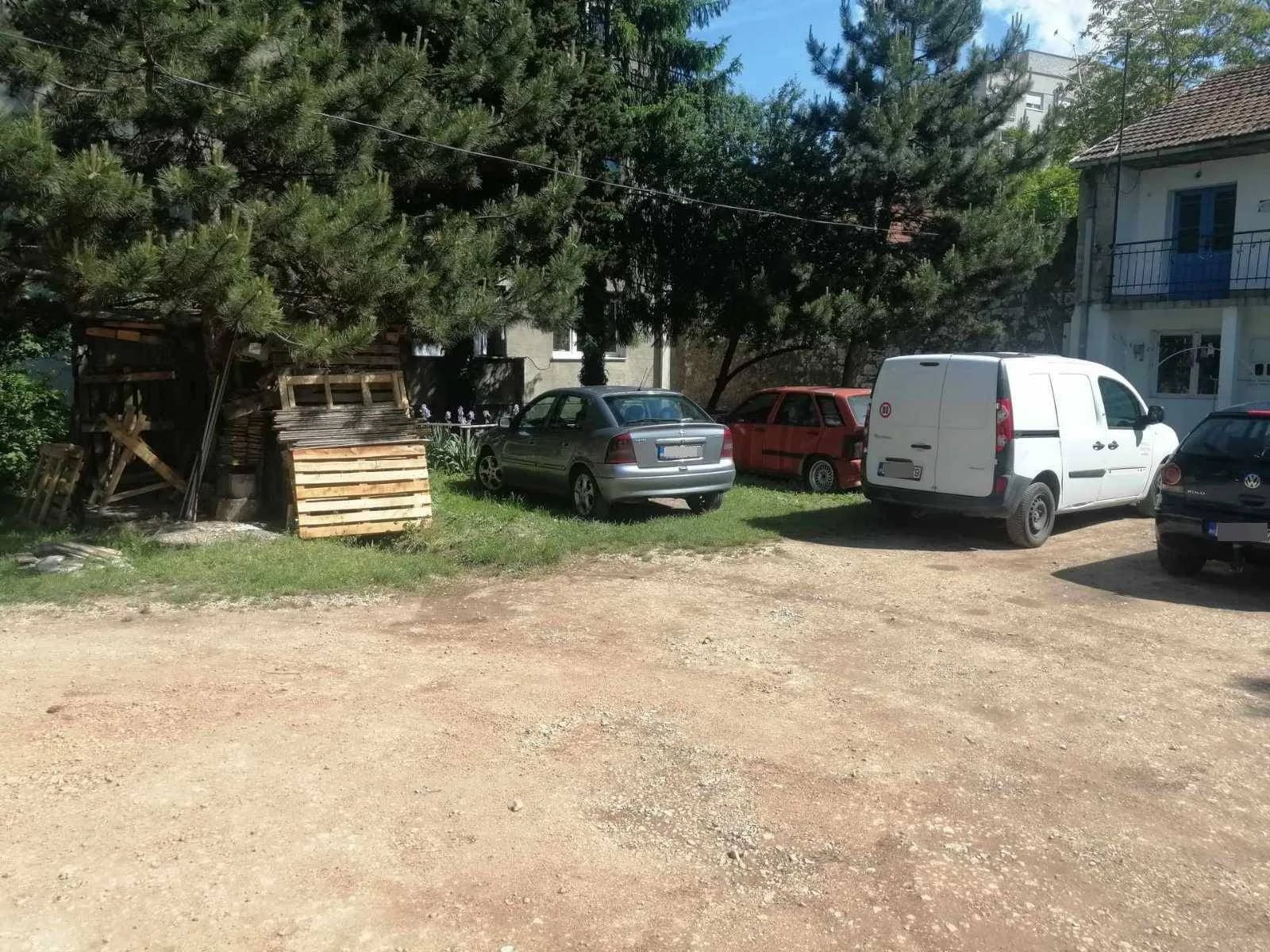 Mještanima Ulice narodnih heroja kazne za parkiranje u dvorištu
