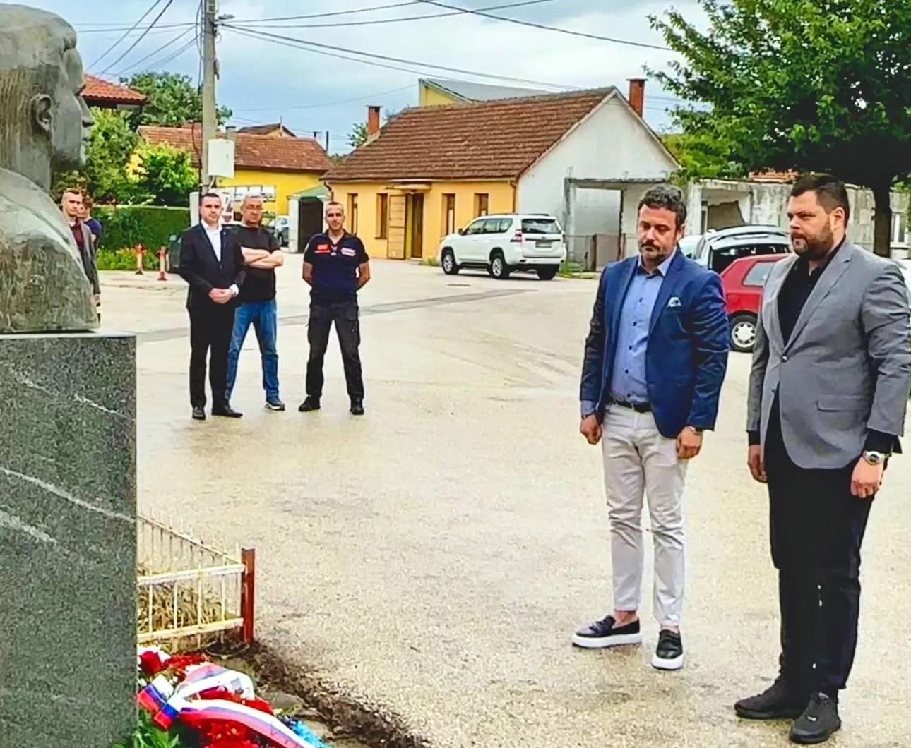 Položili cvijeće na spomen-bistu Voja Deretića