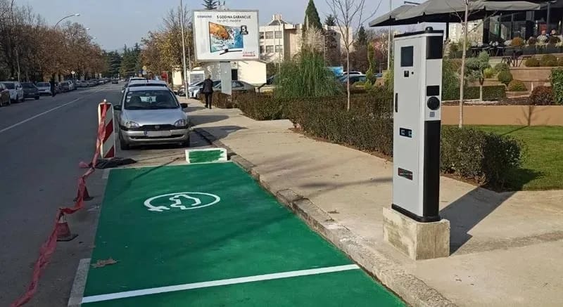 ČITAOCI ŠALJU: Punjač za električna vozila ne radi, mjesta često zauzimaju druga vozila