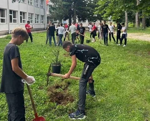 NVU Putevima predaka: Eko-klupe u OŠ "Braća Ribar"