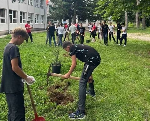 NVU Putevima predaka: Eko-klupe u OŠ "Braća Ribar"
