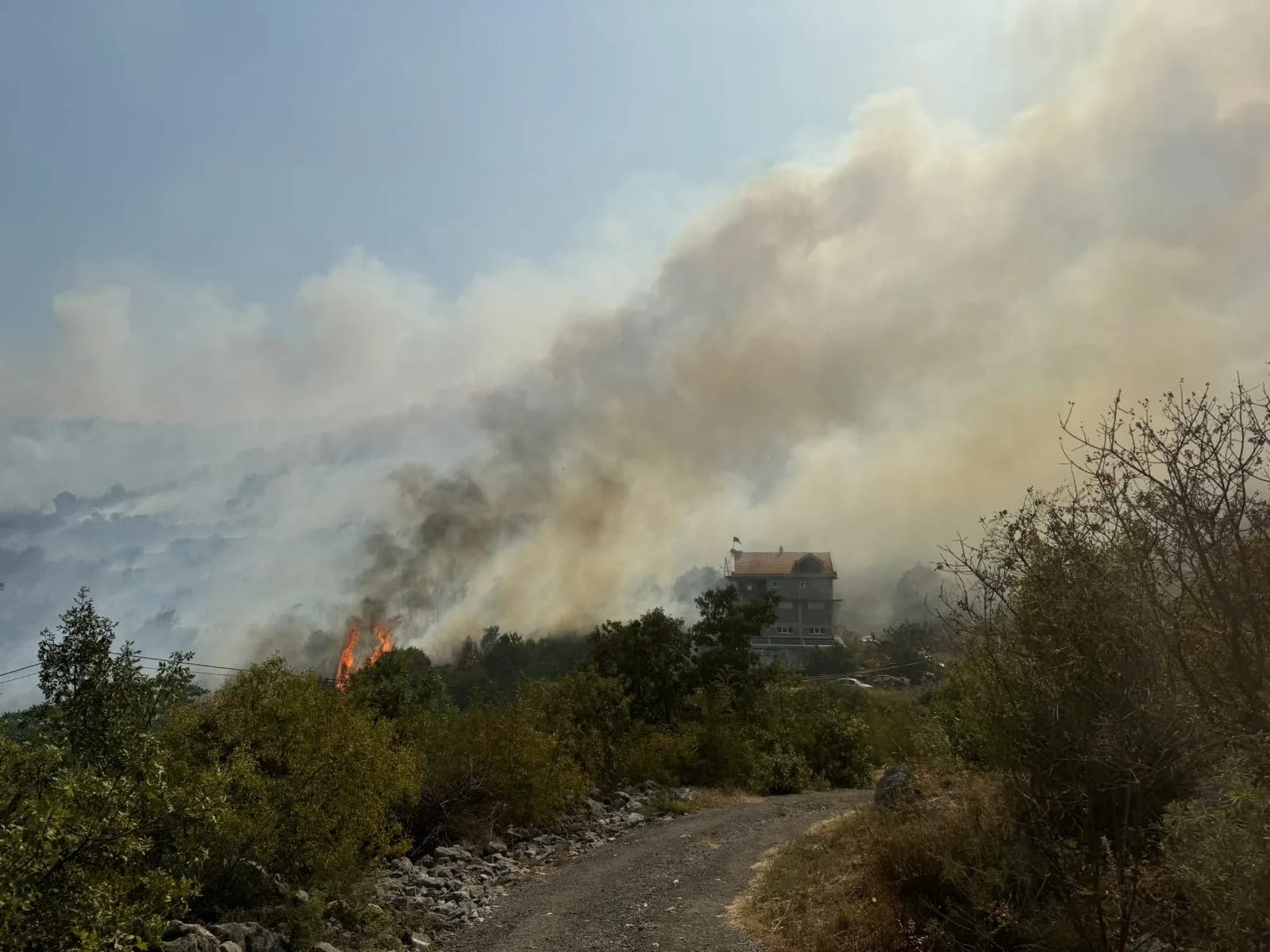 (FOTO) Spriječeno širenje požara u Drenoštici, objekti odbranjeni