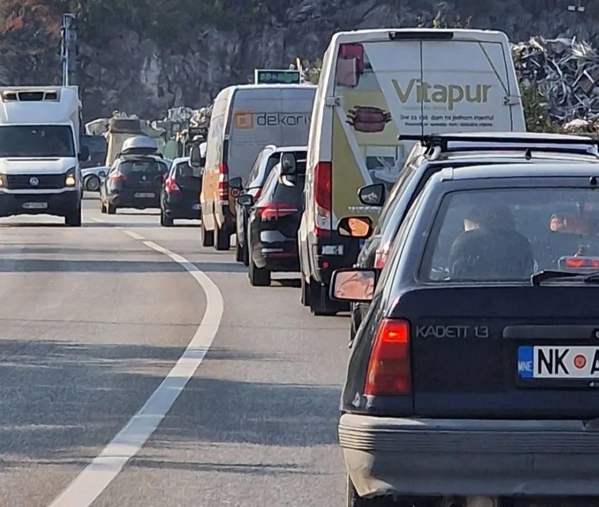 Auto udarilo u stijenu, povrijeđene dvije osobe