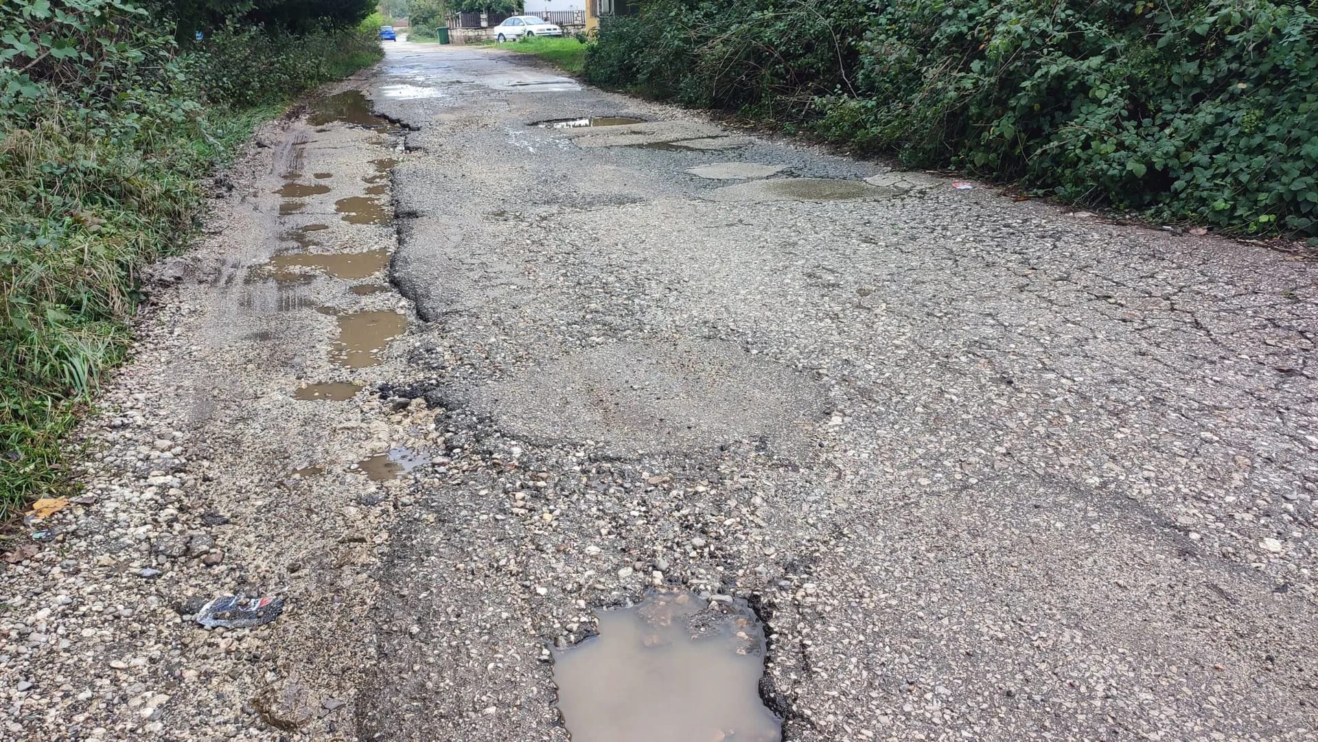 (FOTO) Ovako izgledaju putevi kad Opština zaboravi na svoje stanovnike