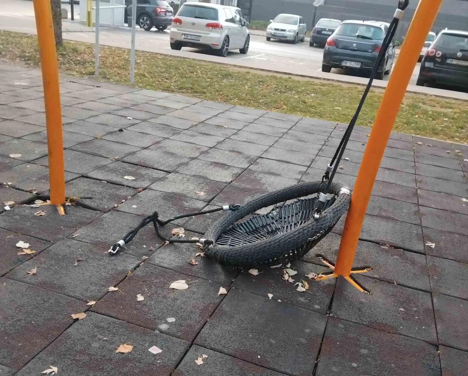 ČITAOCI ŠALJU: Mobilijar polomljen, stati na kraj vandalizmu