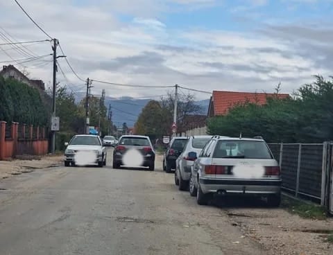 (FOTO) U Straševinskoj i Željezničkoj ulici saobraćaj otežan zbog nepropisnog parkiranja