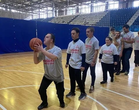 Specijalna olimpijada Nikšić organizovala takmičenje u Unified košarci