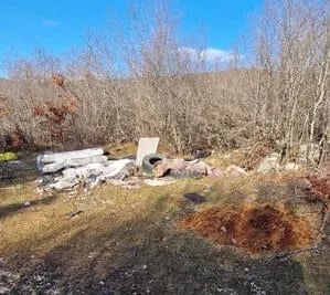 (FOTO) Divlje deponije pored puta Ozrinići-Laz