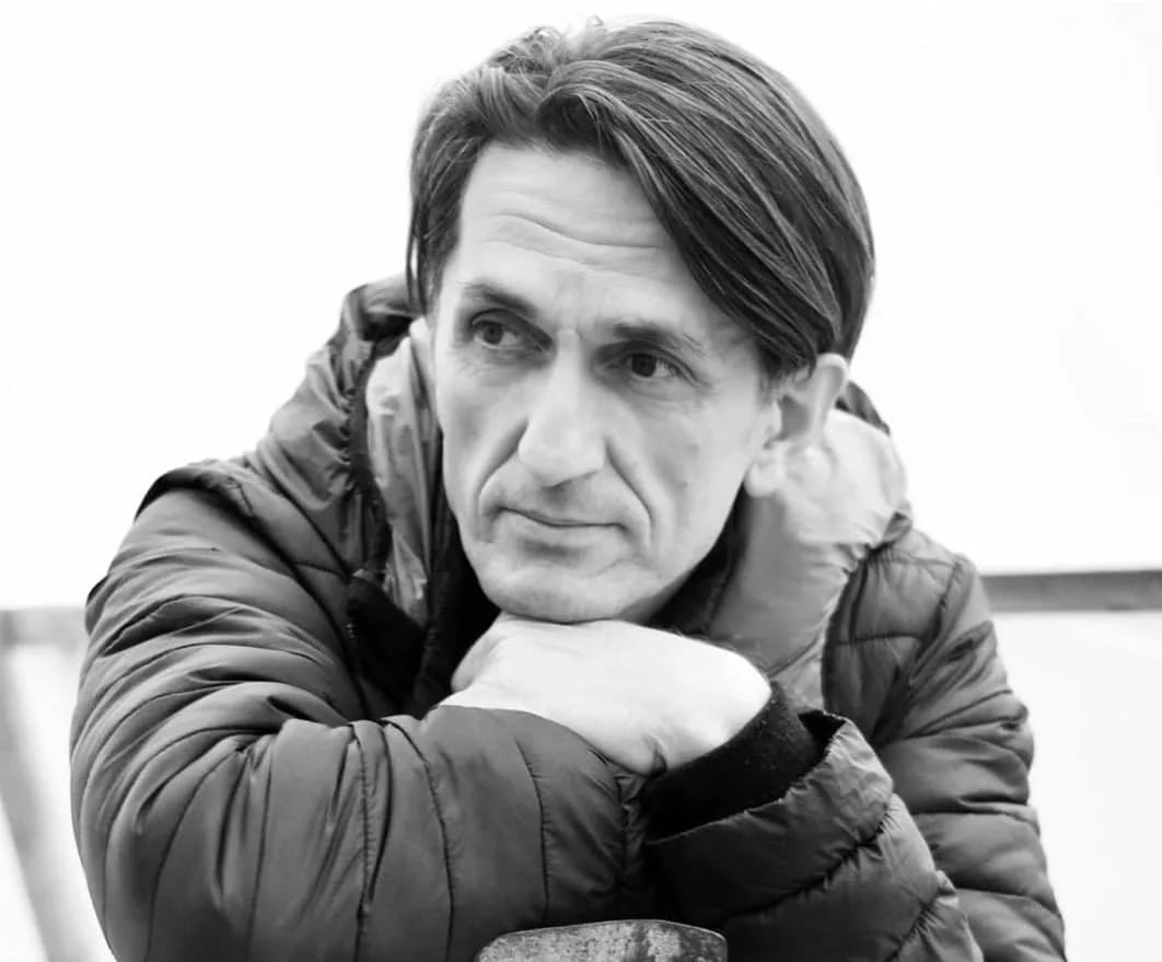 Pisac koji fotografiše misli