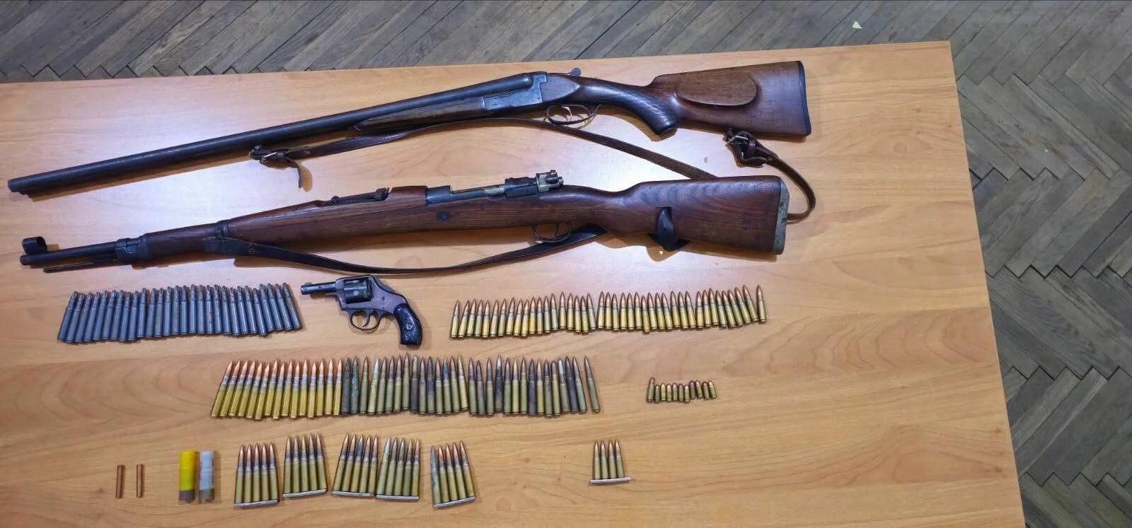 Kod Nikšićanina pronađeni revolver i puške u ilegalnom posjedu