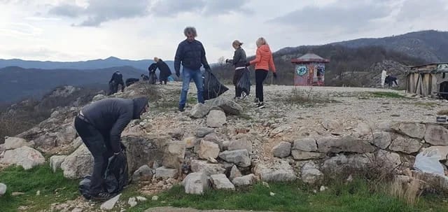 SEP: Kandidati za odbornike i aktivisti očistili vidikovac iznad Slanog jezera