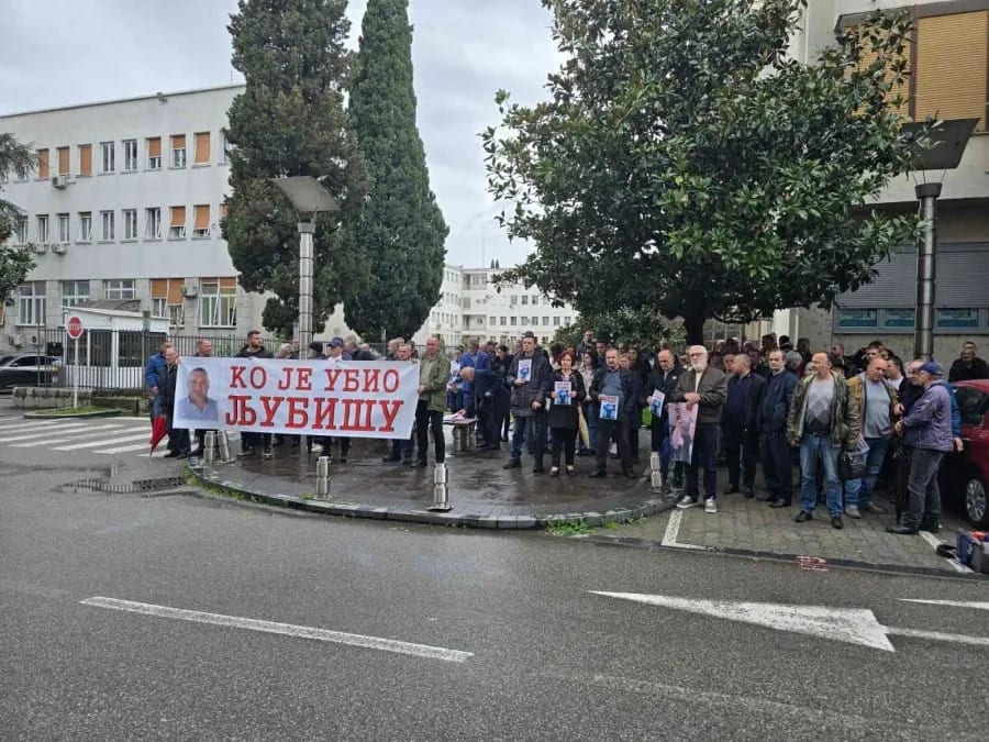 Protest ispred Višeg suda zbog oslobađajuće presude za ubistvo Ljubiše Mrdaka
