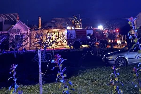 Gorio krov kuće, spriječeno širenje požara