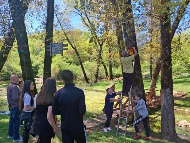 Postavljene dvije klupe i pet kućica za ptice u Eko-parku Blace