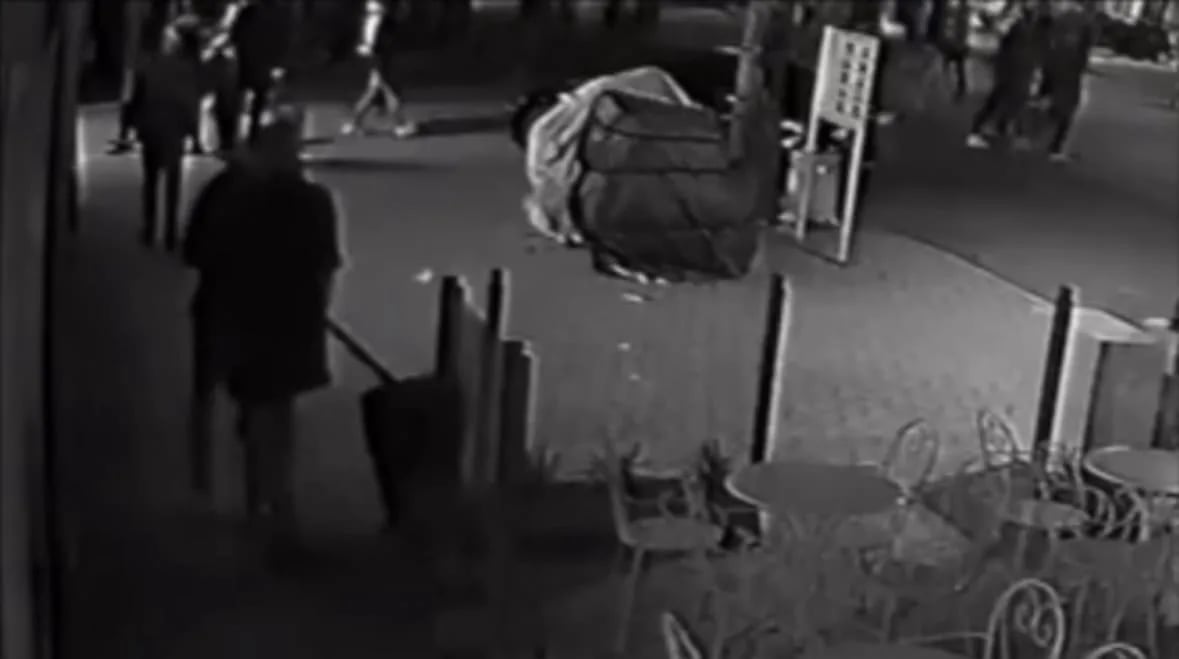 VIDEO: Mladić oborio sadnicu u prolazu