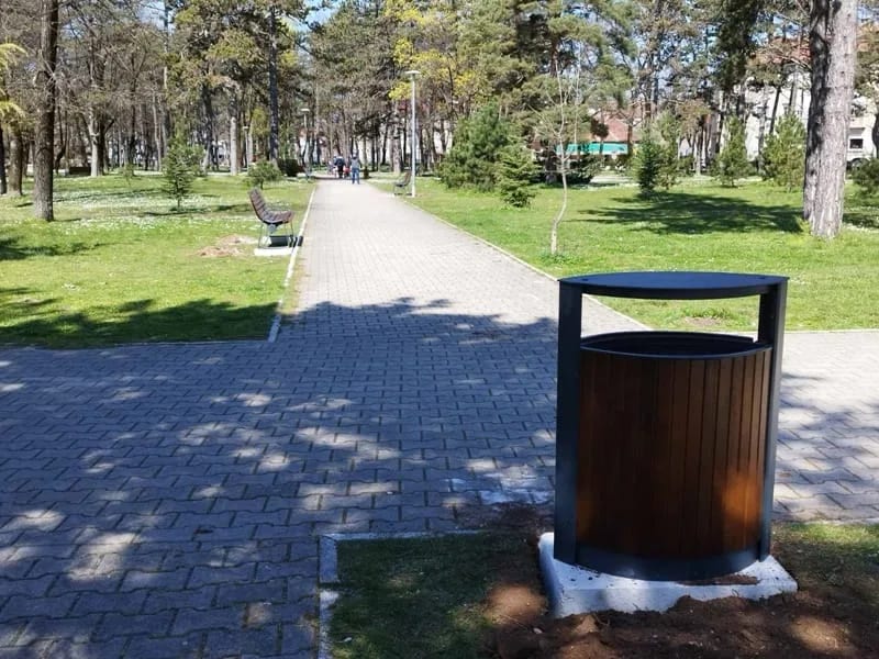 Nove klupe i korpe u gradskom parku