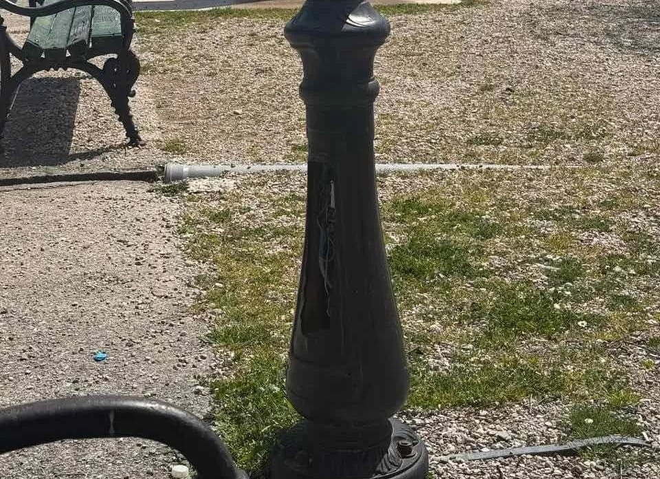 ČITAOCI ŠALJU: Vratiti poklopac na stub na Krupcu