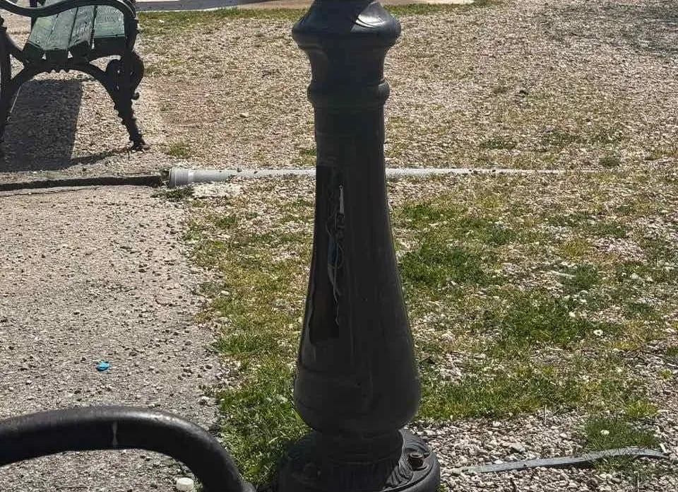 ČITAOCI ŠALJU: Vratiti poklopac na stub na Krupcu