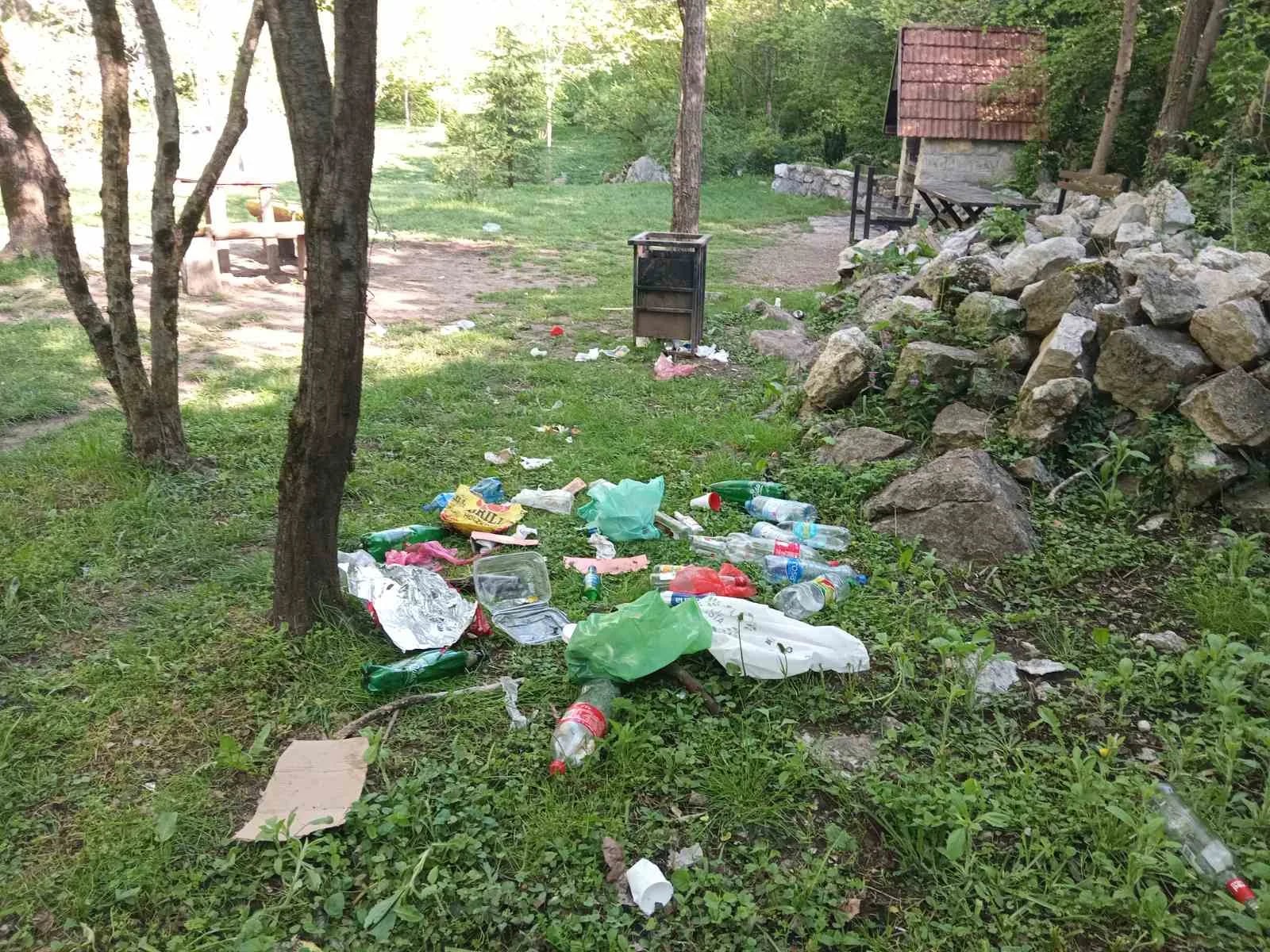 (FOTO) Blace nakon 1. maja: Razbacane kese, oštećen mobilijar...