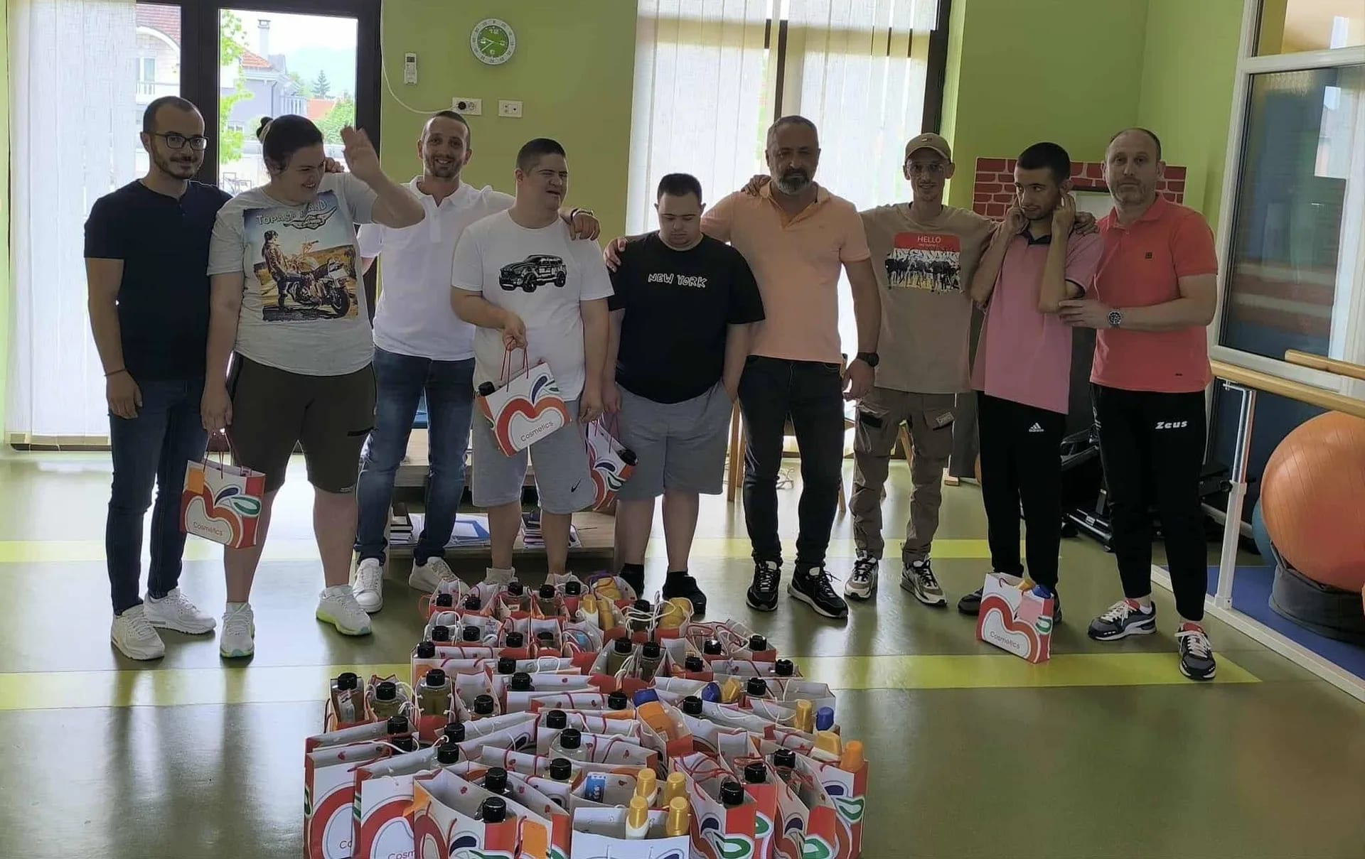 "Delije Crne Gore" uručili higijenske paketiće nikšićkom Dnevnom centru