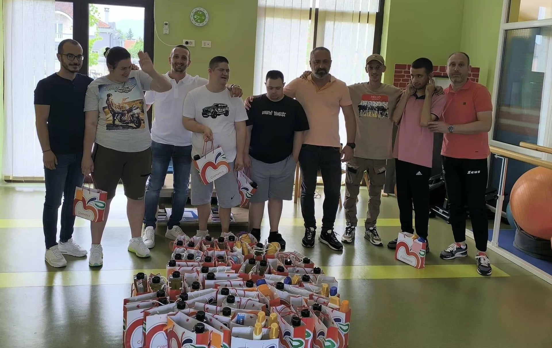 "Delije Crne Gore" uručili higijenske paketiće nikšićkom Dnevnom centru