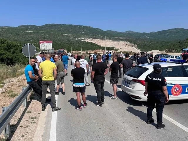 FOTO: Drvosječe u ponedjeljak traže odgovore pred Ministarstvom poljoprivrede