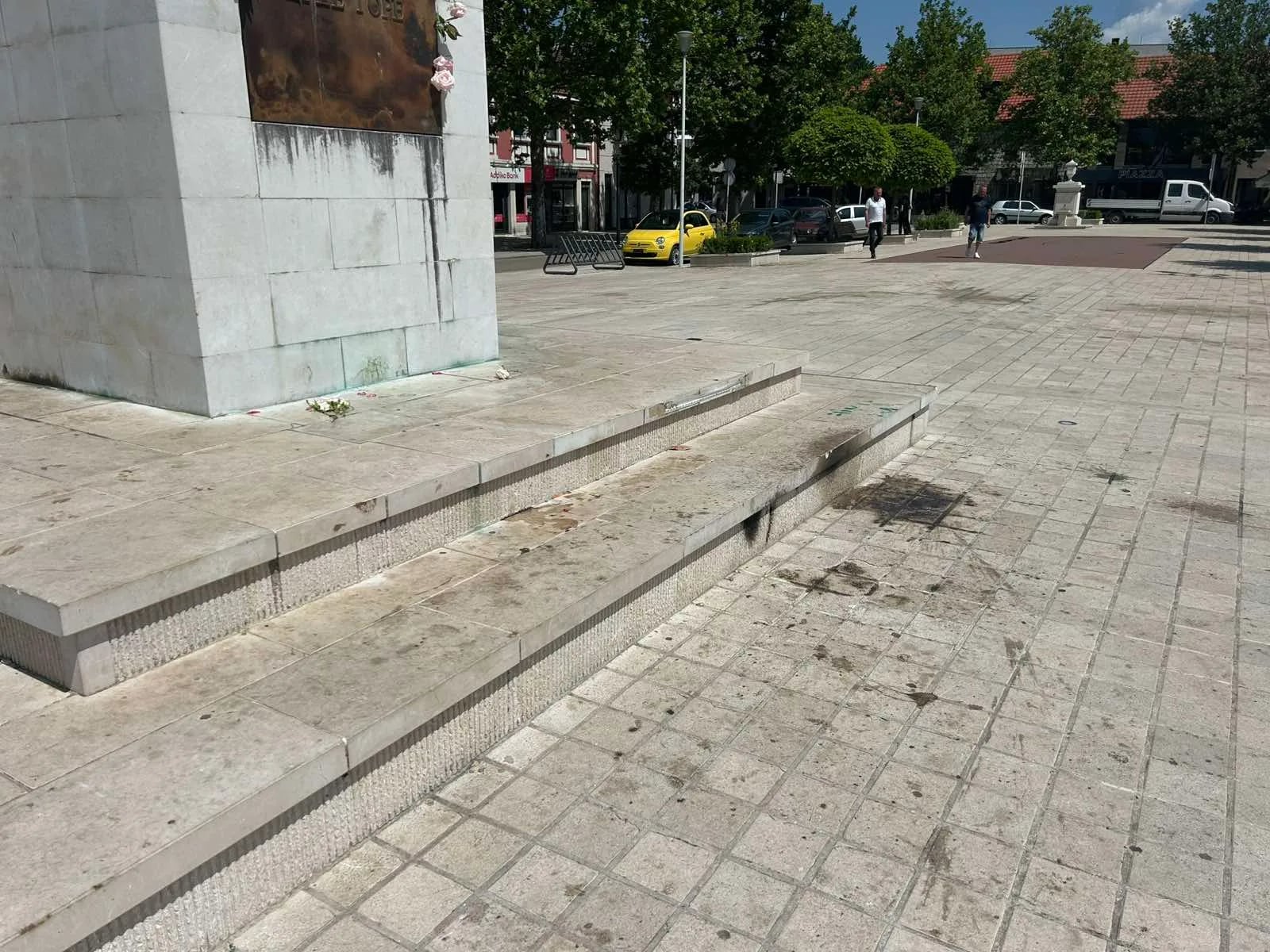 ČITAOCI ŠALJU: Nadležni da očiste i urede Trg slobode