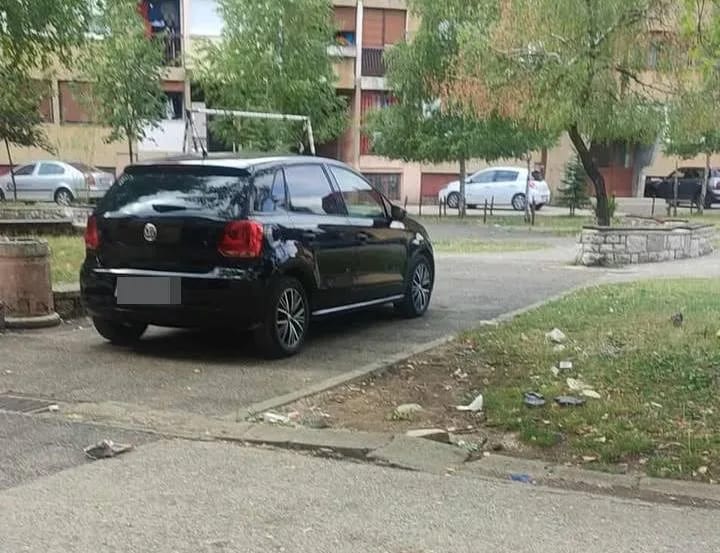 ČITAOCI ŠALJU: Automobili “zarobili” trotoare u Integralovom naselju