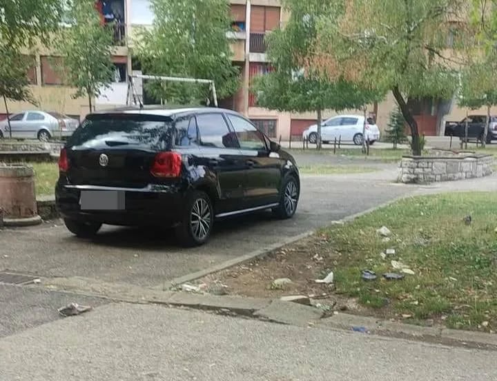 ČITAOCI ŠALJU: Automobili “zarobili” trotoare u Integralovom naselju