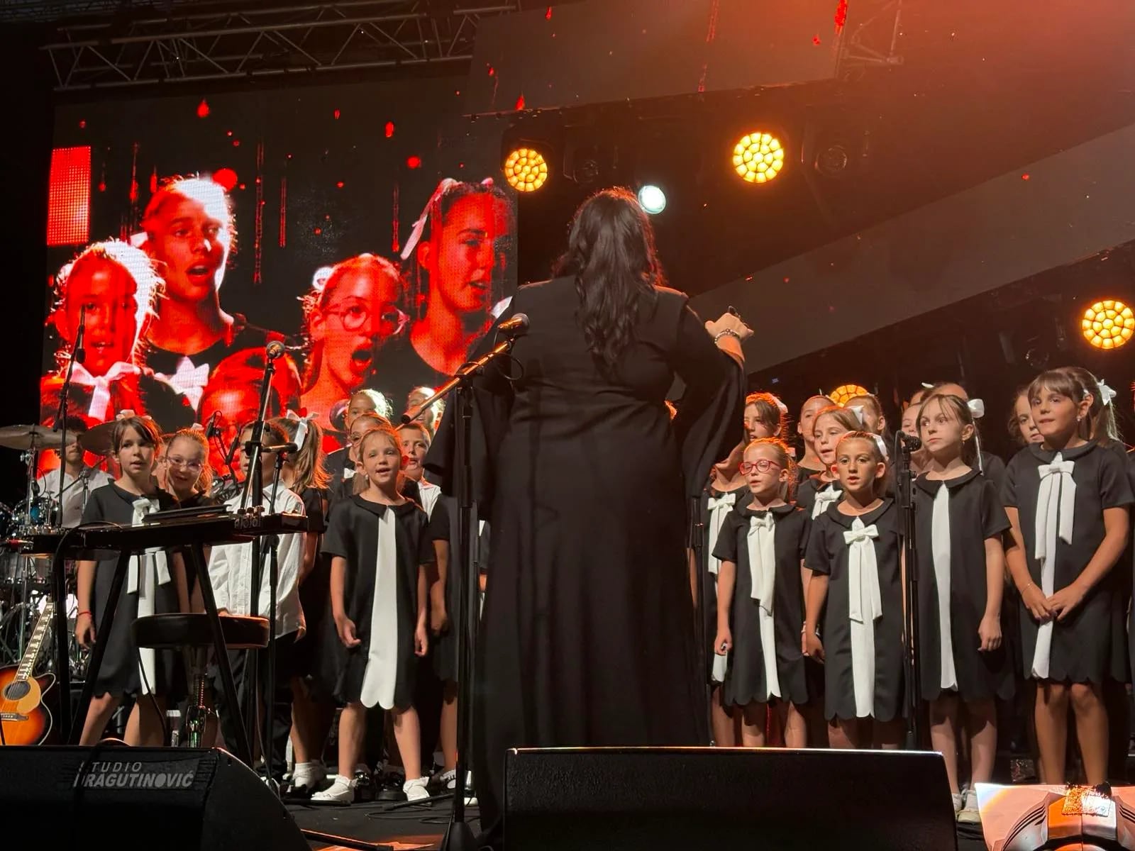 Dječiji hor "Zahumlje" otvorio 14. Lake fest, publika uživala u rokenrol i pank zvuku