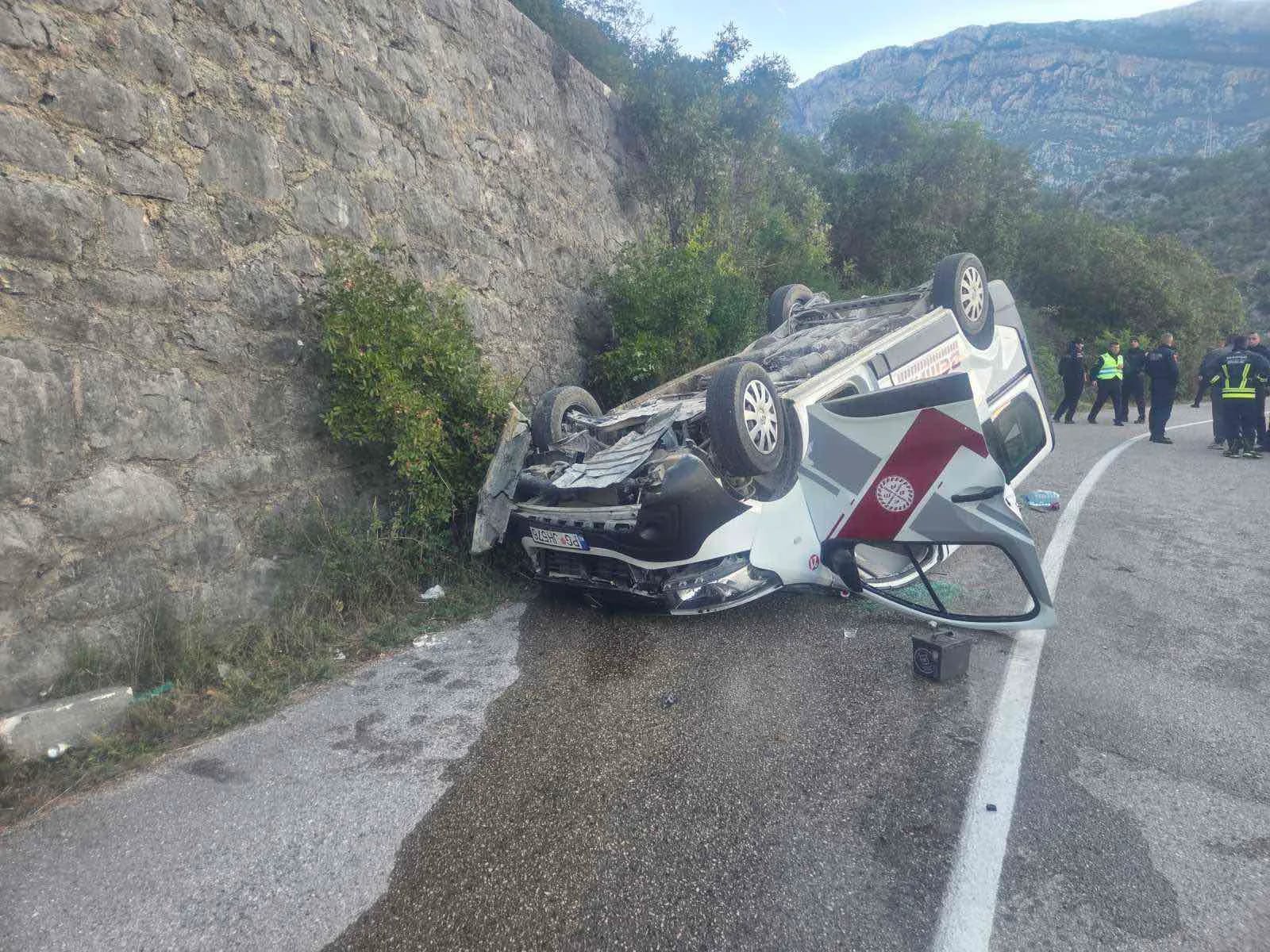 Jedna osoba stradala, prevrnuo se kombi na putu Bogetići-Glava Zete