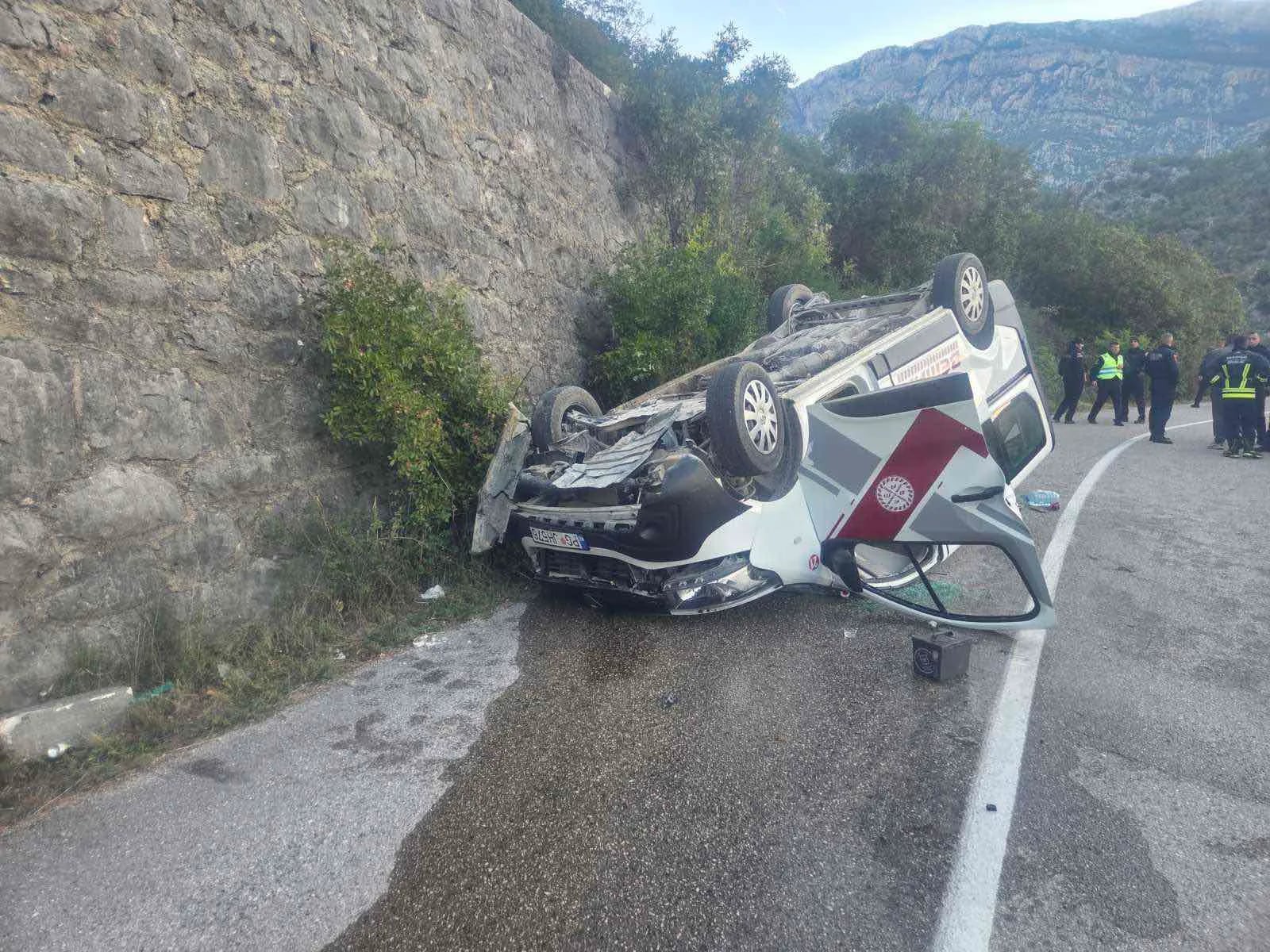 Jedna osoba stradala, prevrnuo se kombi na putu Bogetići-Glava Zete